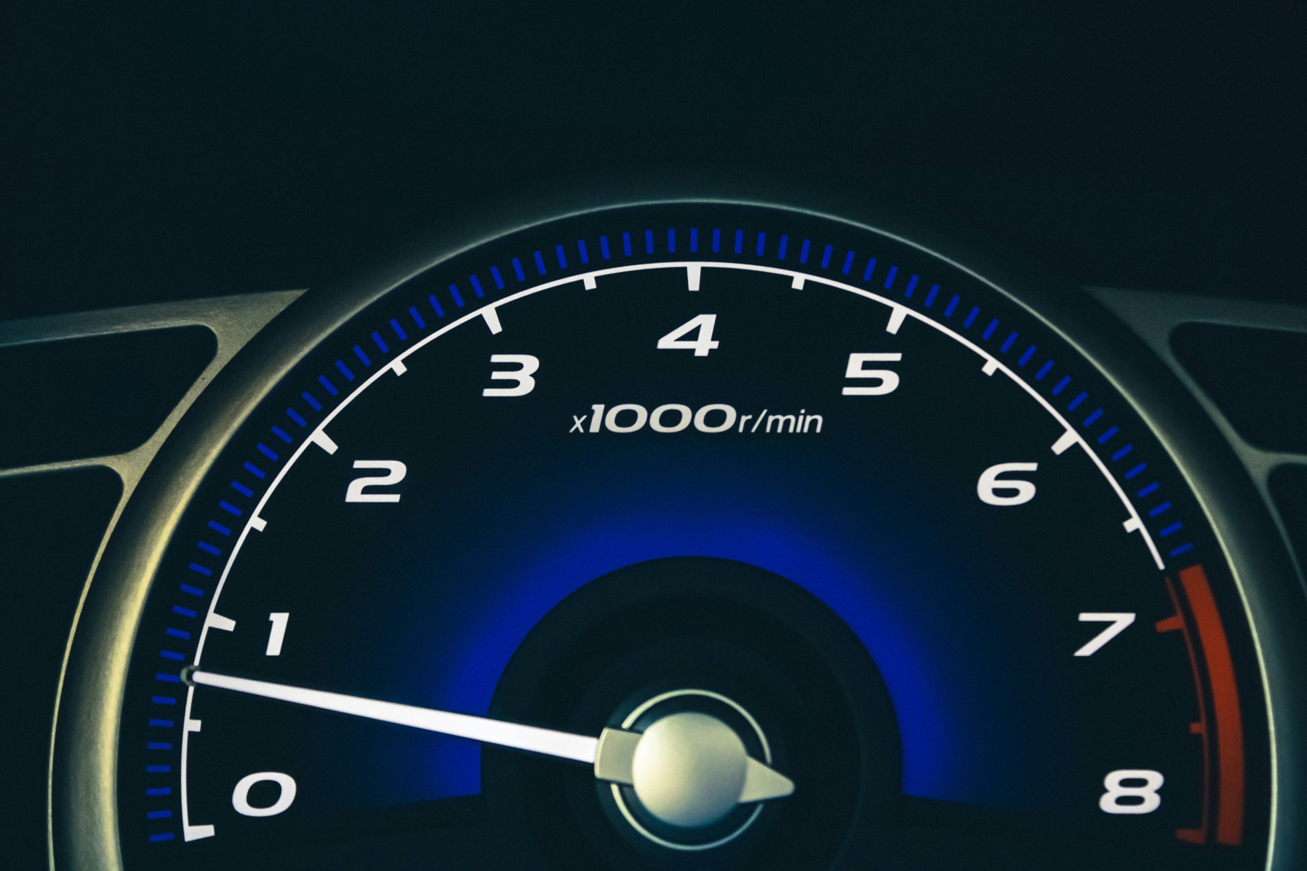 écran de vitesse d'une voiture illustrant la vitesse de chargement d'un site internet
